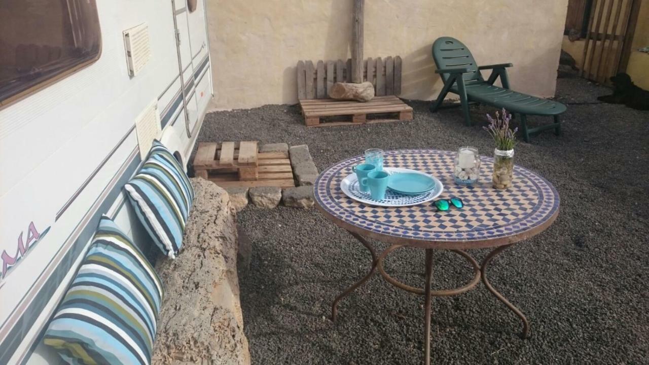 Caravan Apartment Tinajo Luaran gambar
